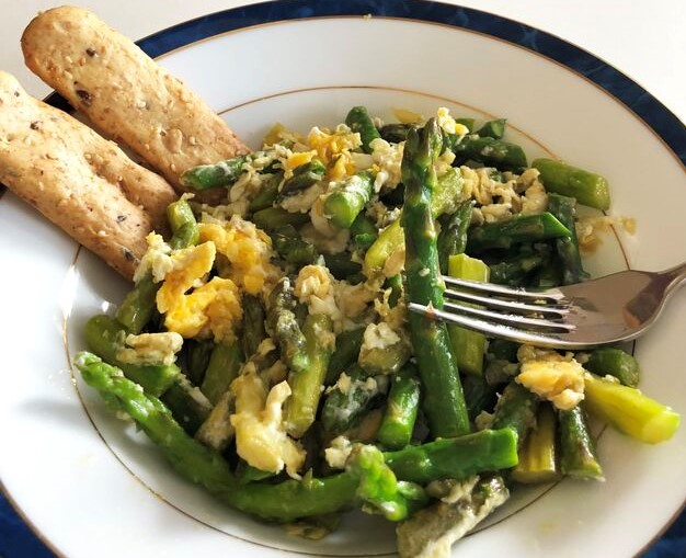 Asparagi fritti con uova, la ricetta sfiziosa