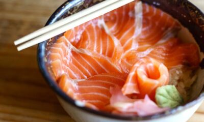 Come preparare il piatto giapponese di pesce crudo e riso