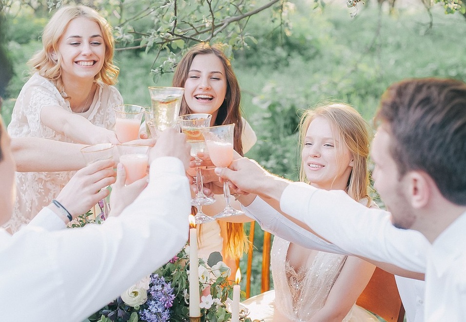 Giornata mondiale della felicità: mangiare in compagnia fa stare bene