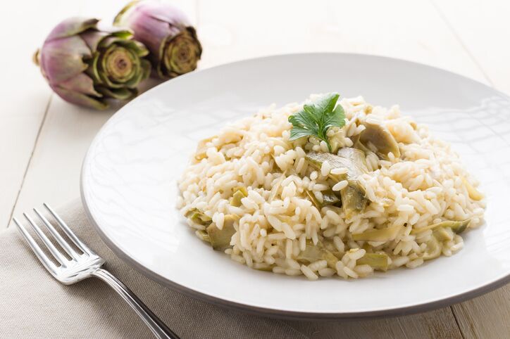 Risotto mimosa con uova e carciofi, la ricetta gustosa