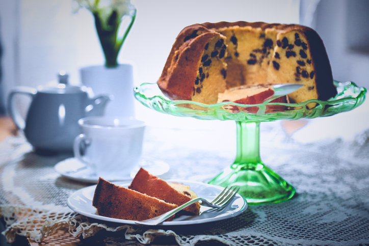 La ricetta della torta con uvetta e cioccolato