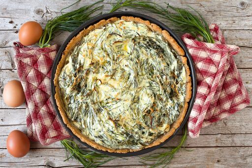 Torta salata con agretti e stracchino, la ricetta sfiziosa