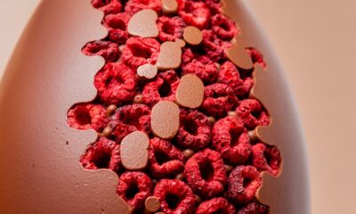 Uovo al cioccolato decorato ai frutti di bosco