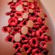 Uovo al cioccolato decorato ai frutti di bosco