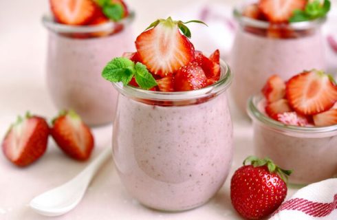 La mousse di fragole e ricotta per la Festa della mamma