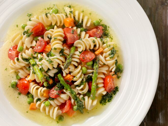 La ricetta della pasta con asparagi e pomodorini per un primo semplice