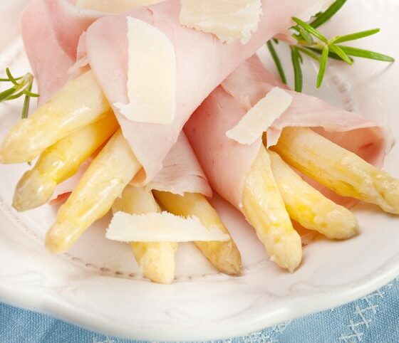 Pasticcio di asparagi bianchi e prosciutto cotto: la ricetta sfiziosa