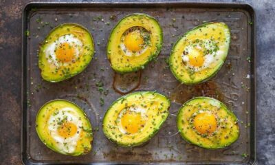 avocado al forno con l'uovo