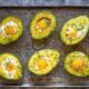 avocado al forno con l'uovo