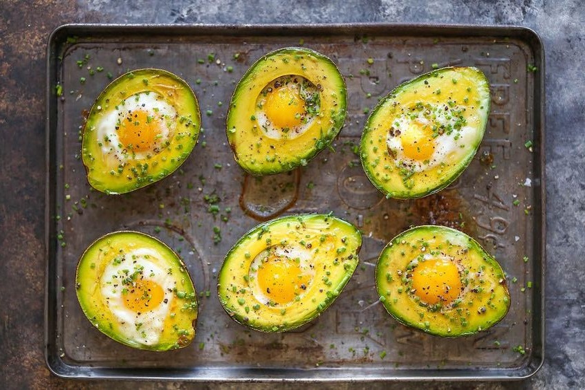 Avocado al forno con l’uovo, la ricetta