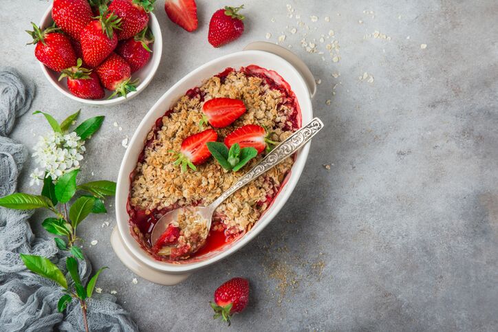 Crumble fragole e rabarbaro, la ricetta facile