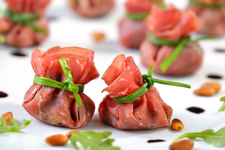 La ricetta dei fagottini di bresaola con fragole e rucola