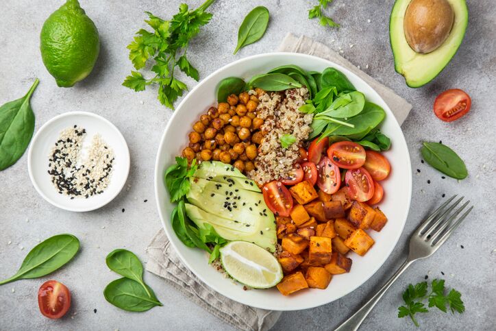 Insalata di quinoa avocado e ceci tostati: la ricetta vegan