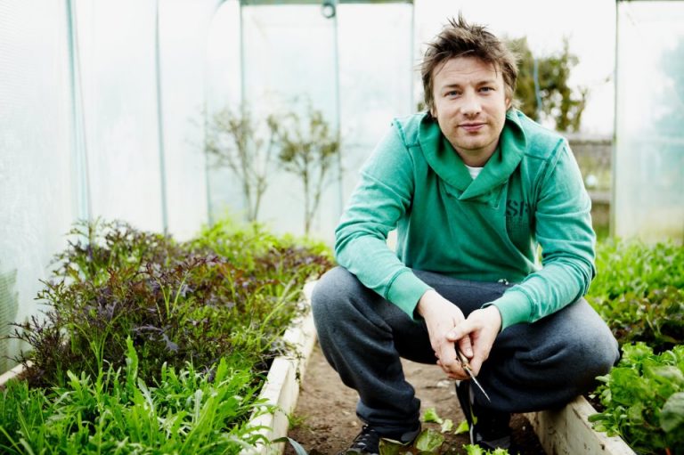 Jamie Oliver verso il fallimento: a rischio 25 ristoranti e 1300 dipendenti