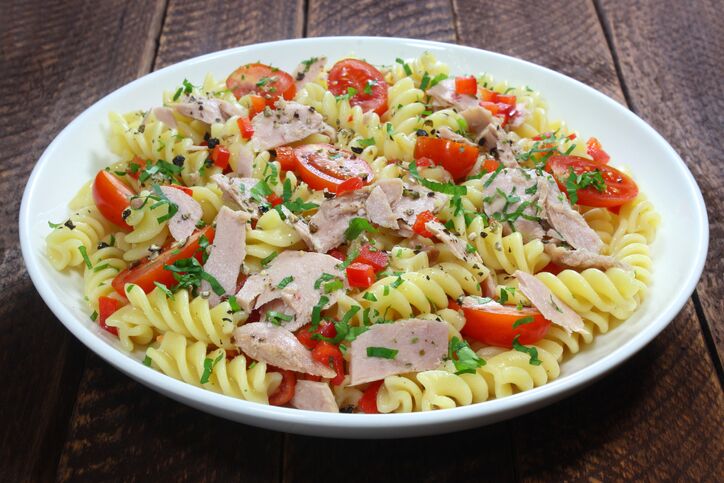 Pasta fredda con gamberetti e tonno, la ricetta sfiziosa