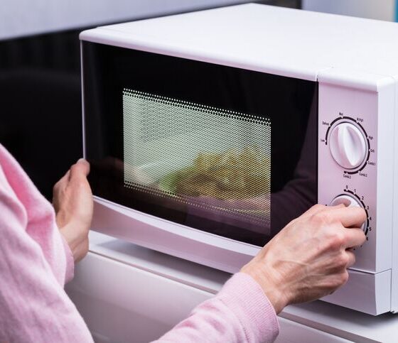 Riscaldare al microonde con pellicola, consigli utili