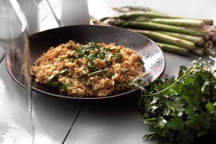 La ricetta del risotto integrale con asparagi