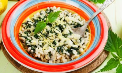 Risotto alle ortiche e salsiccia, il primo piatto gustoso