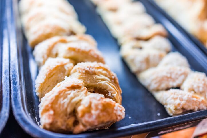 Treccia di sfoglia con crema e fragole, la ricetta golosa