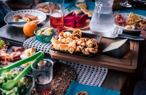 Aperitivo estivo, le ricette dei cocktail e degli stuzzichini da non far mancare