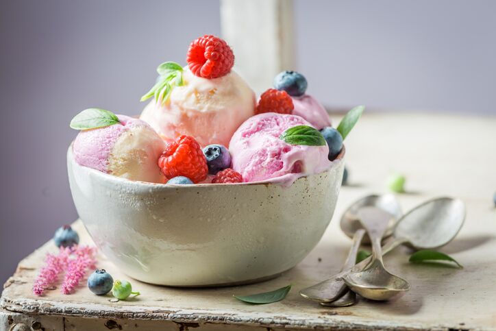 Gelato con frutta congelata e latte, la ricetta sana