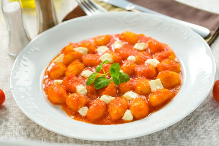 Gnocchi di melanzane con pomodorini e basilico, la ricetta gustosa