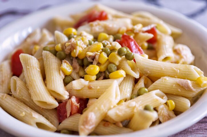 L’insalata di pasta con tonno e piselli con la ricetta estiva