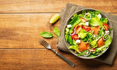 Insalata mista con avocado e salmone, la ricetta sfiziosa