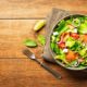 Insalata mista con avocado e salmone, la ricetta sfiziosa