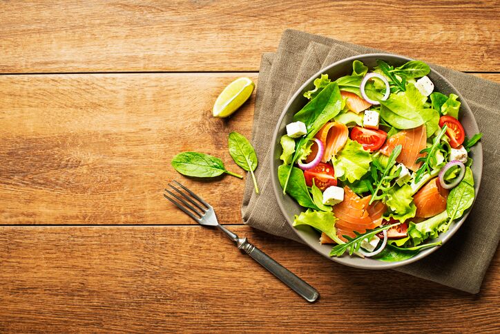 Insalata mista con avocado e salmone, la ricetta sfiziosa