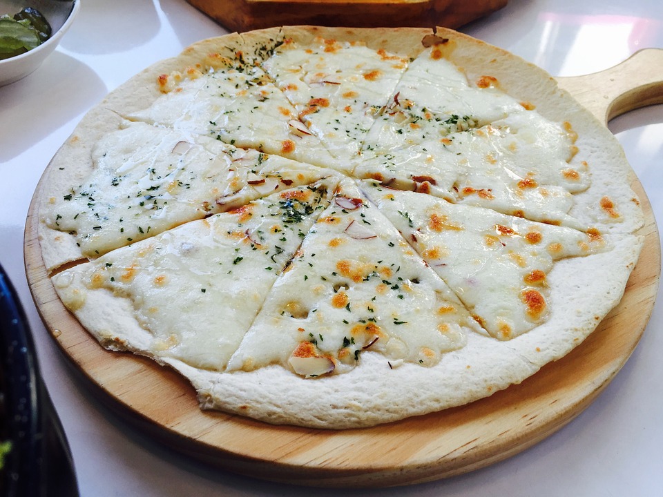 Pizza cacio e pepe, la ricetta