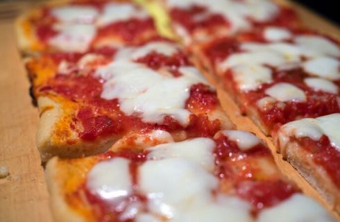Pizza di pane raffermo, la ricetta di Cotto e mangiato