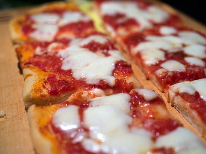 Pizza di pane raffermo, la ricetta di Cotto e mangiato