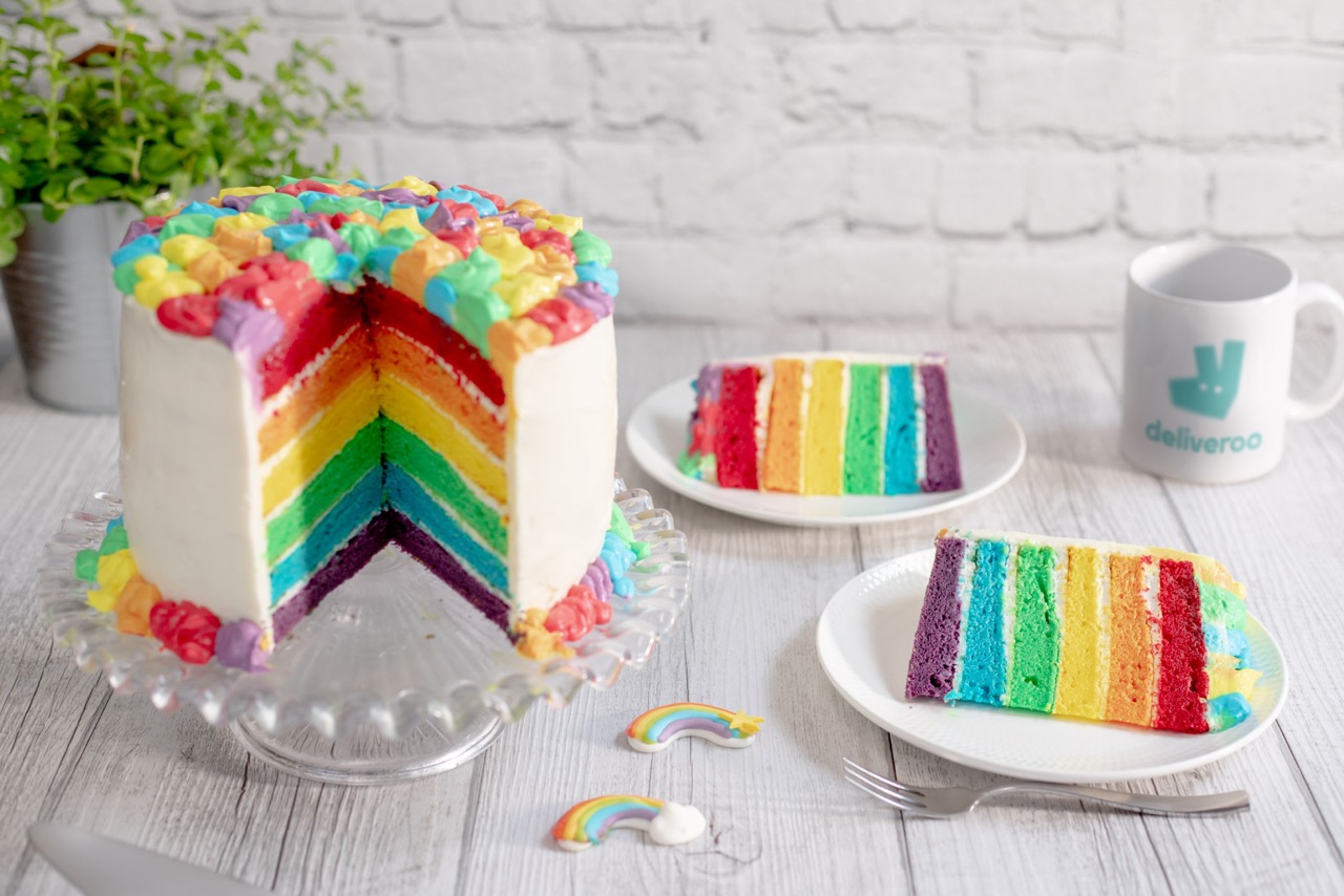 Milano Pride Week: la ricetta della Rainbow Cake di Sonia Peronaci per Deliveroo