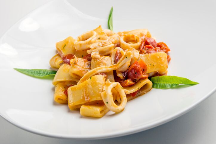 La ricetta della calamarata siciliana con calamari