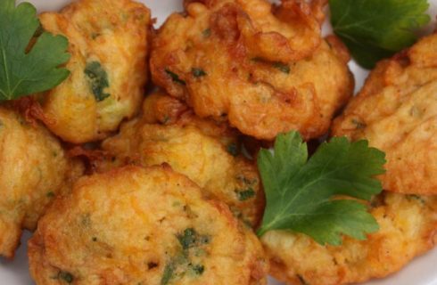 La ricetta delle frittelle di fiori di zucca, il finger food sfizioso e veloce