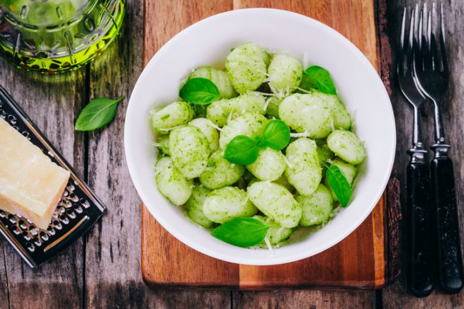 Gnocchi con pesto e fiordilatte, la ricetta veloce