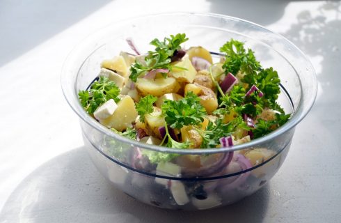L’insalata di pollo e patate con la ricetta estiva e facile