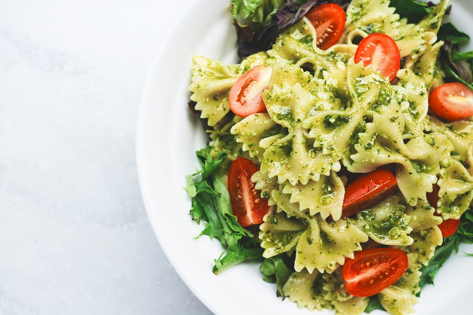 La ricetta facile della pasta fredda con ricotta, pesto e pomodorini