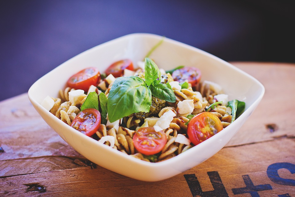 La pasta fredda con fagioli e tonno con la ricetta veloce