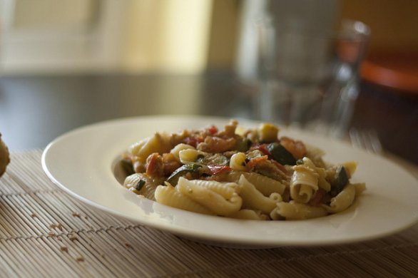 La ricetta della pasta fredda con zucchine e speck per i pranzi al mare