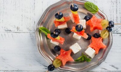 Spiedini di frutta e formaggio, la ricetta per l'estate