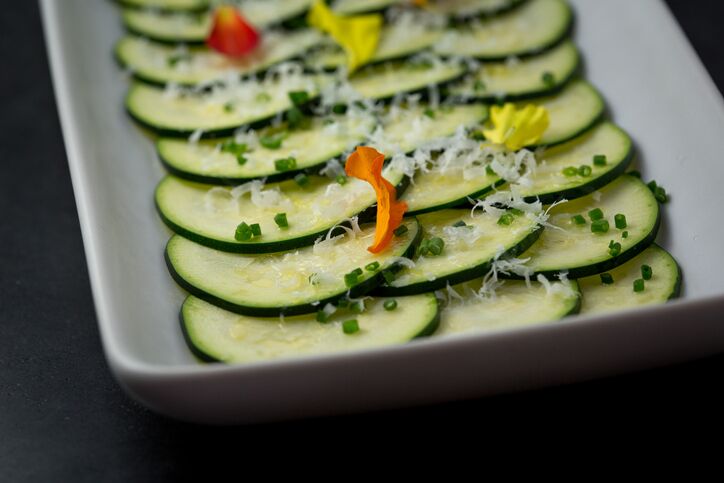 Zucchine marinate senza cottura, la ricetta perfetta per l’estate