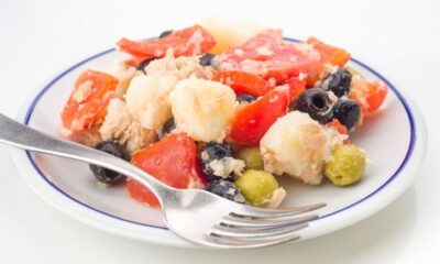 Insalata di patate tonno e olive per il pranzo estivo