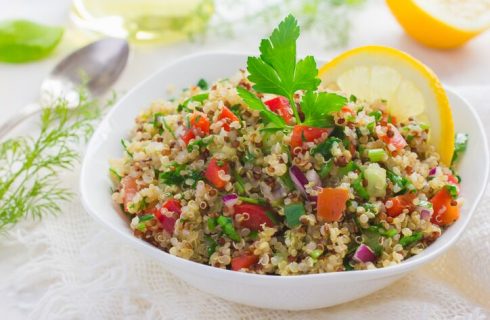 Insalata di tonno con quinoa e verdure fresche, la ricetta estiva