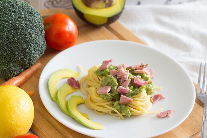 La ricetta della pasta con crema di avocado e pancetta