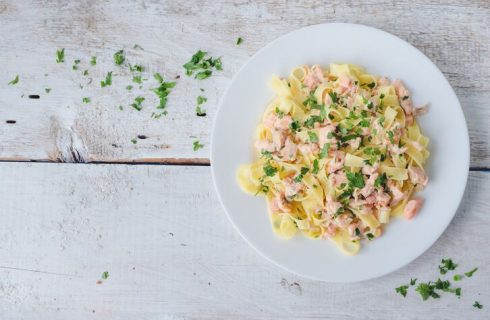 Ricetta veloce delle tagliatelle al salmone