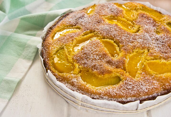 Torta soffice di pesche e limoncello, la ricetta di Anna Moroni