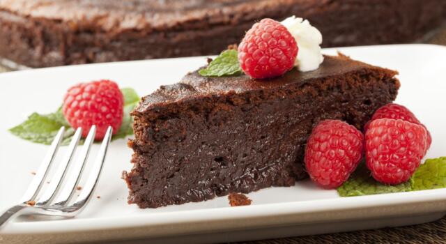 La torta al cioccolato all&#8217;acqua con la ricetta light