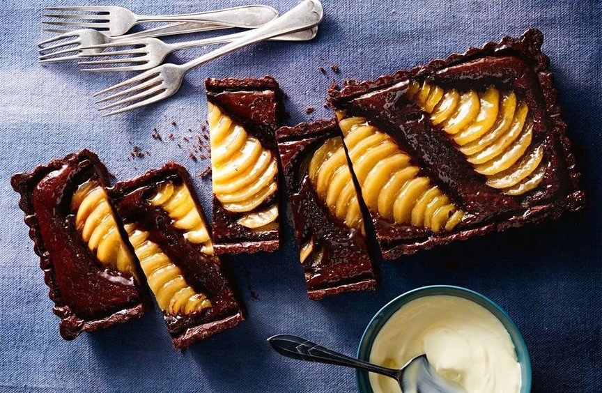 Crostata con pere, cioccolato e amaretti: la ricetta facile e irresistibile